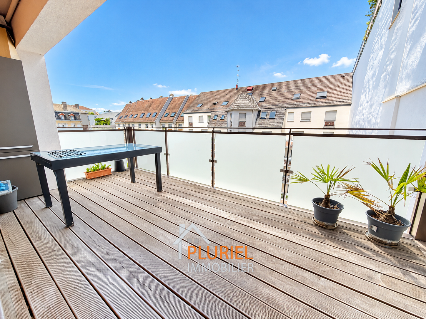 Terrasse moderne avec vue sur les toits européens