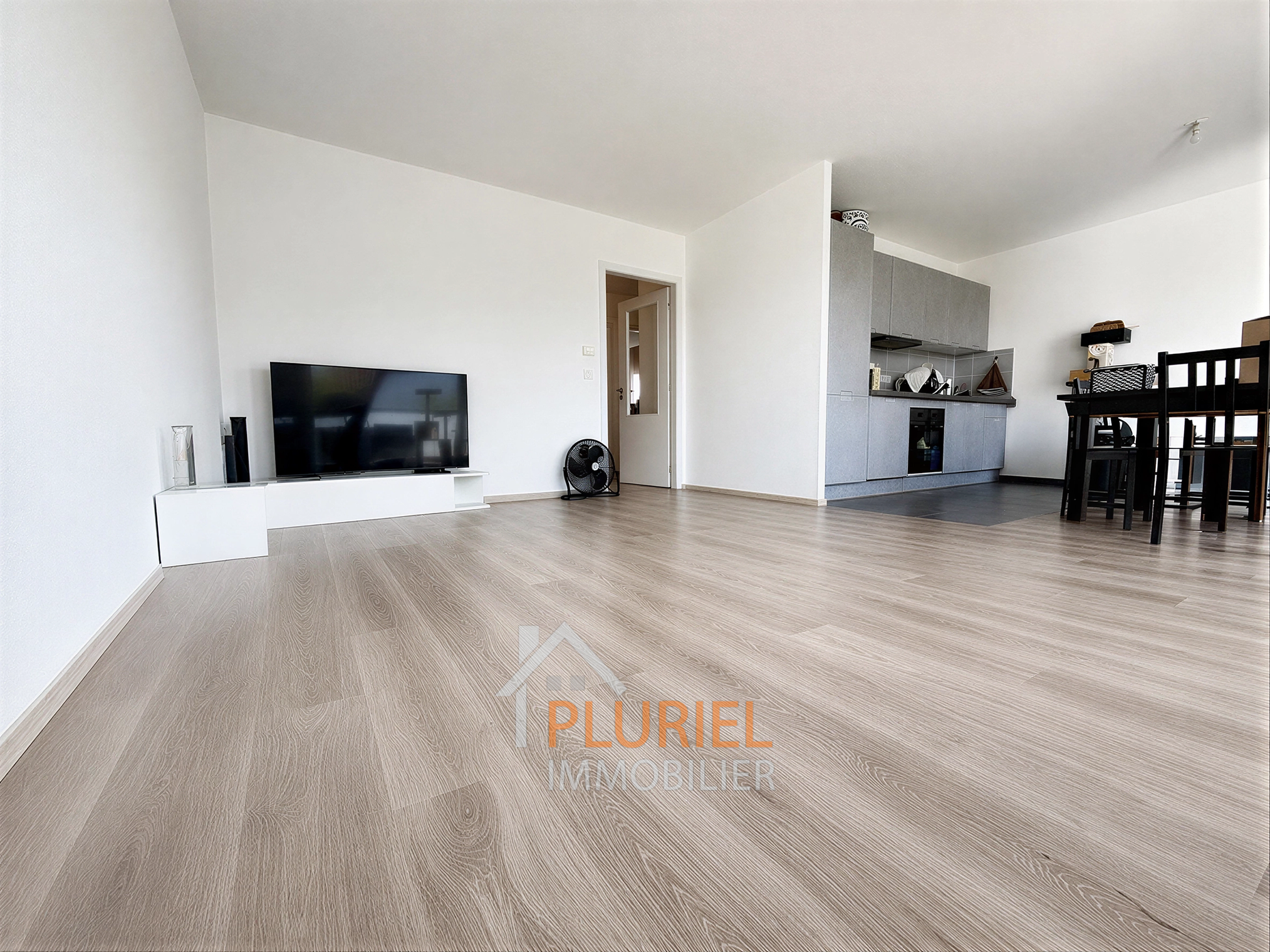 appartement_minimaliste_avec_cuisine_moderne