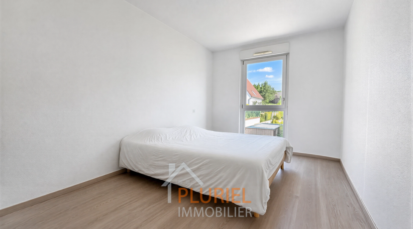 chambre_minimaliste_lumineuse_et_├®pur├®e