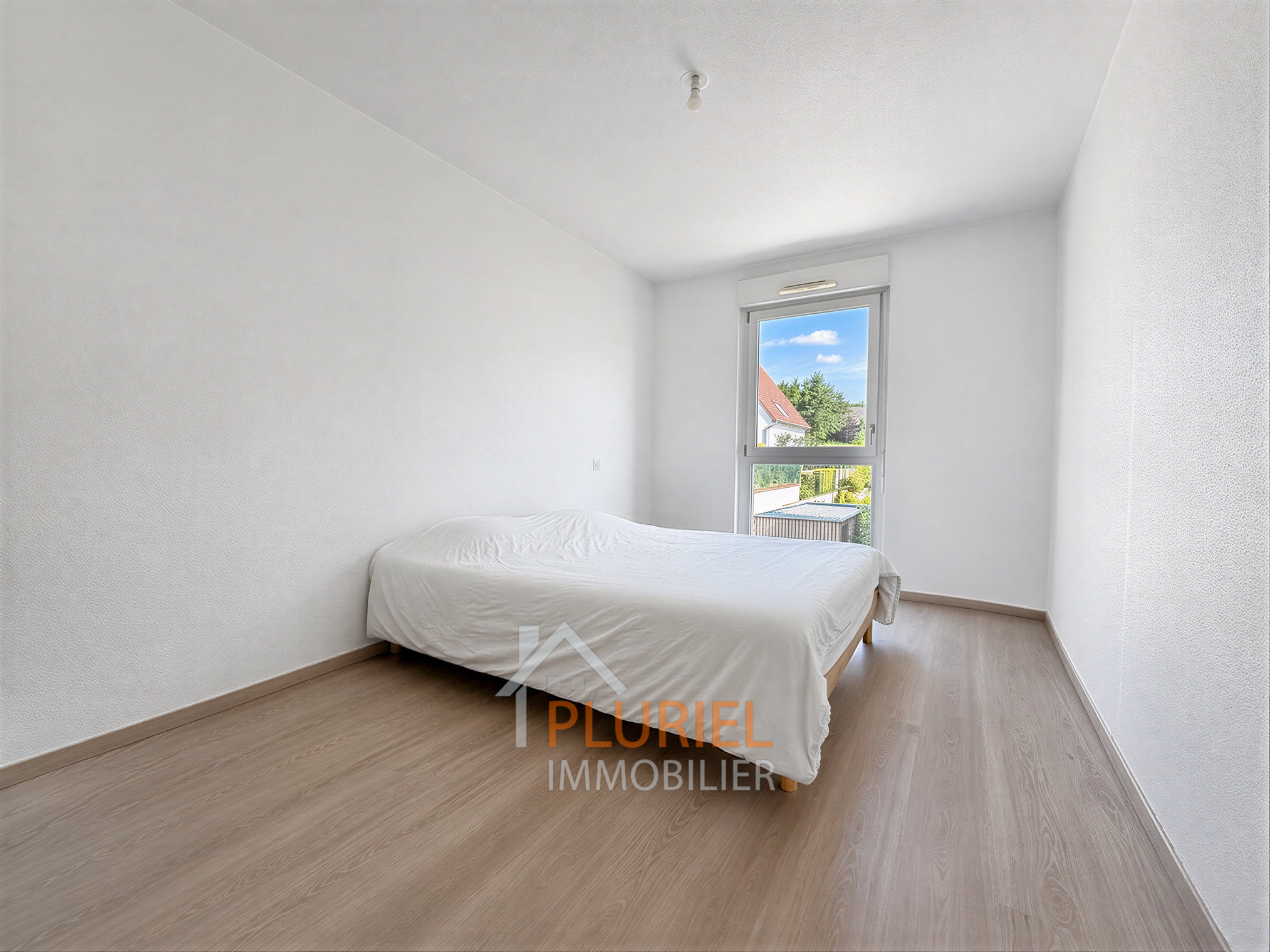 chambre_minimaliste_lumineuse_et_├®pur├®e