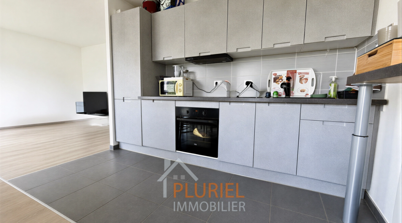 cuisine_moderne_minimaliste_avec_salon_├®pur├®