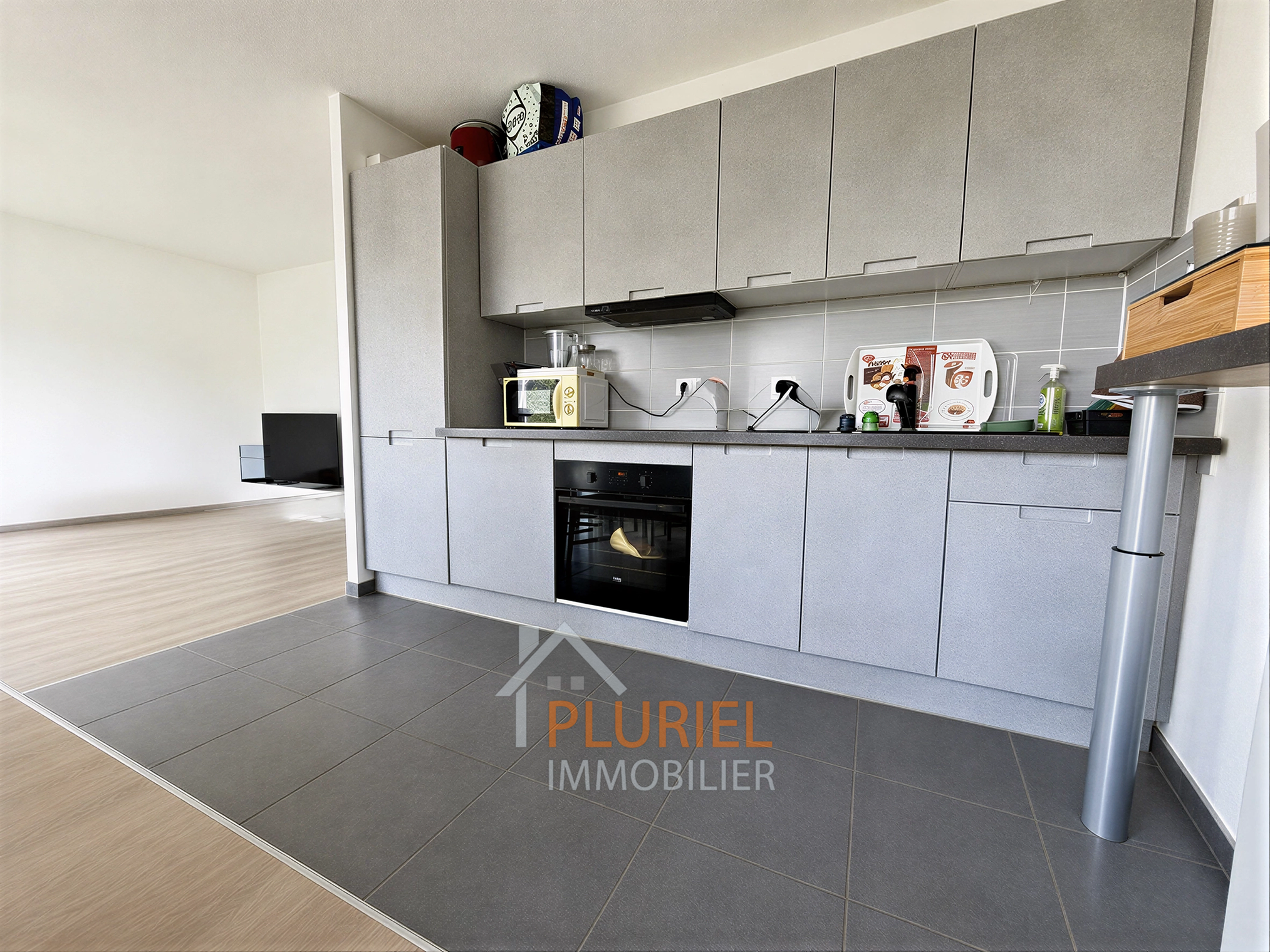 cuisine_moderne_minimaliste_avec_salon_├®pur├®