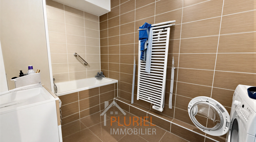 salle_de_bain_moderne_et_lumineuse
