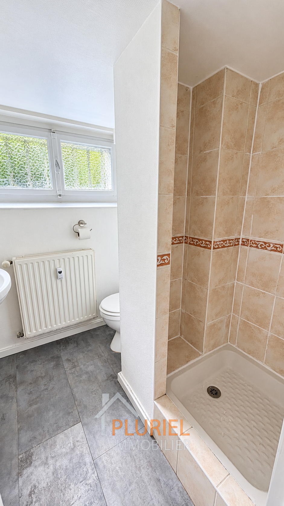 Salle de bain lumineuse et moderne