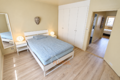 Chambre moderne aux accents chaleureux