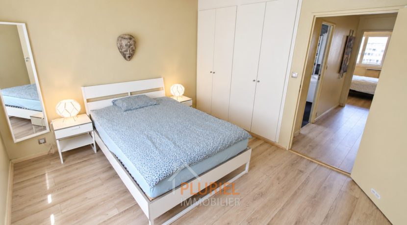 Chambre moderne aux accents chaleureux