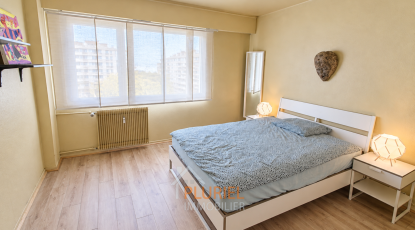 Chambre moderne aux tons chaleureux