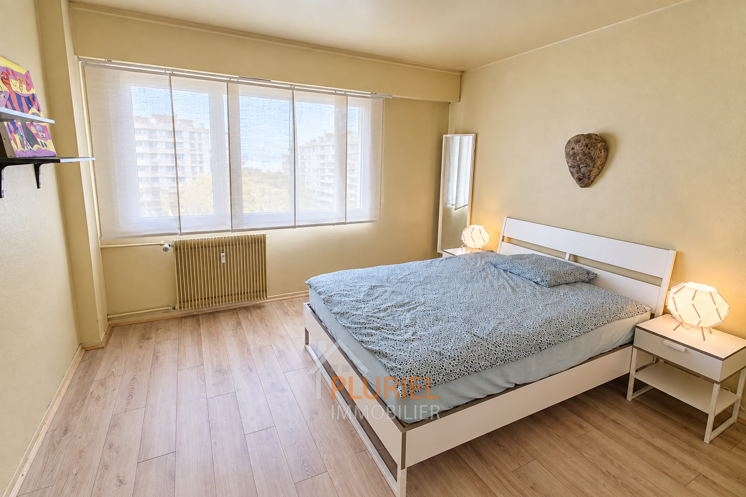 Chambre moderne aux tons chaleureux