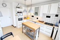 Cuisine moderne blanche avec îlot central