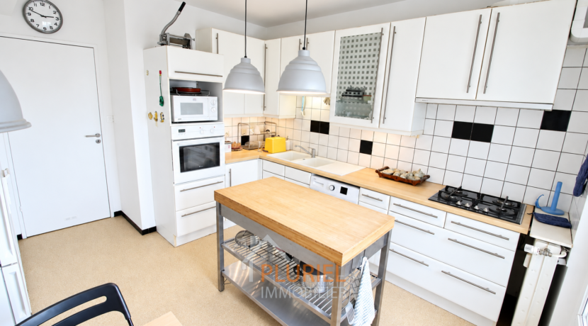 Cuisine moderne blanche avec îlot central