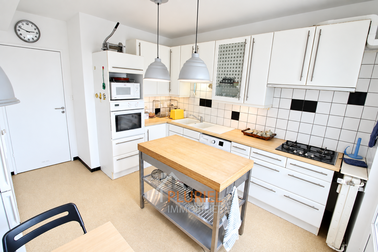 Cuisine moderne blanche avec îlot central