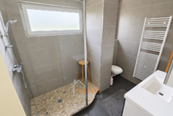 Salle de bain moderne et épurée