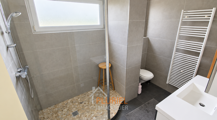 Salle de bain moderne et épurée
