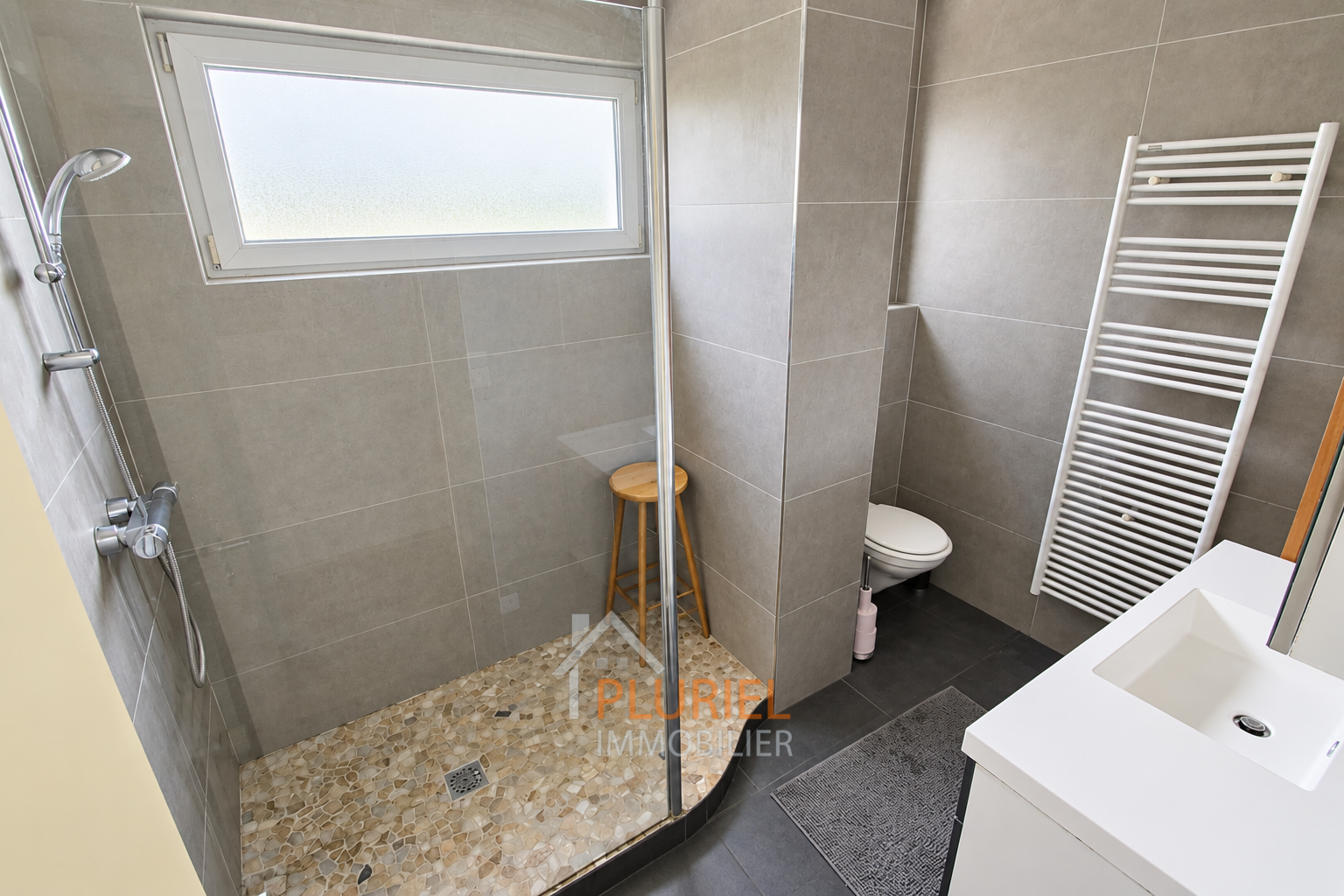 Salle de bain moderne et épurée