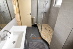 Salle de bains moderne aux tons gris