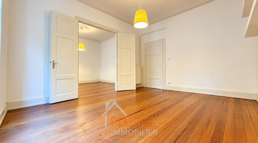 Appartement classique lumineux et vide