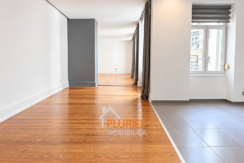 Appartement moderne rénové aux sols contrastés