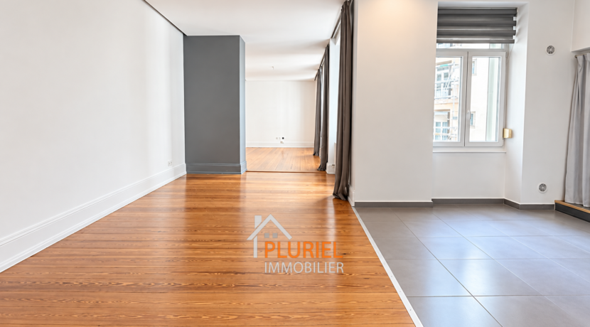 Appartement moderne rénové aux sols contrastés