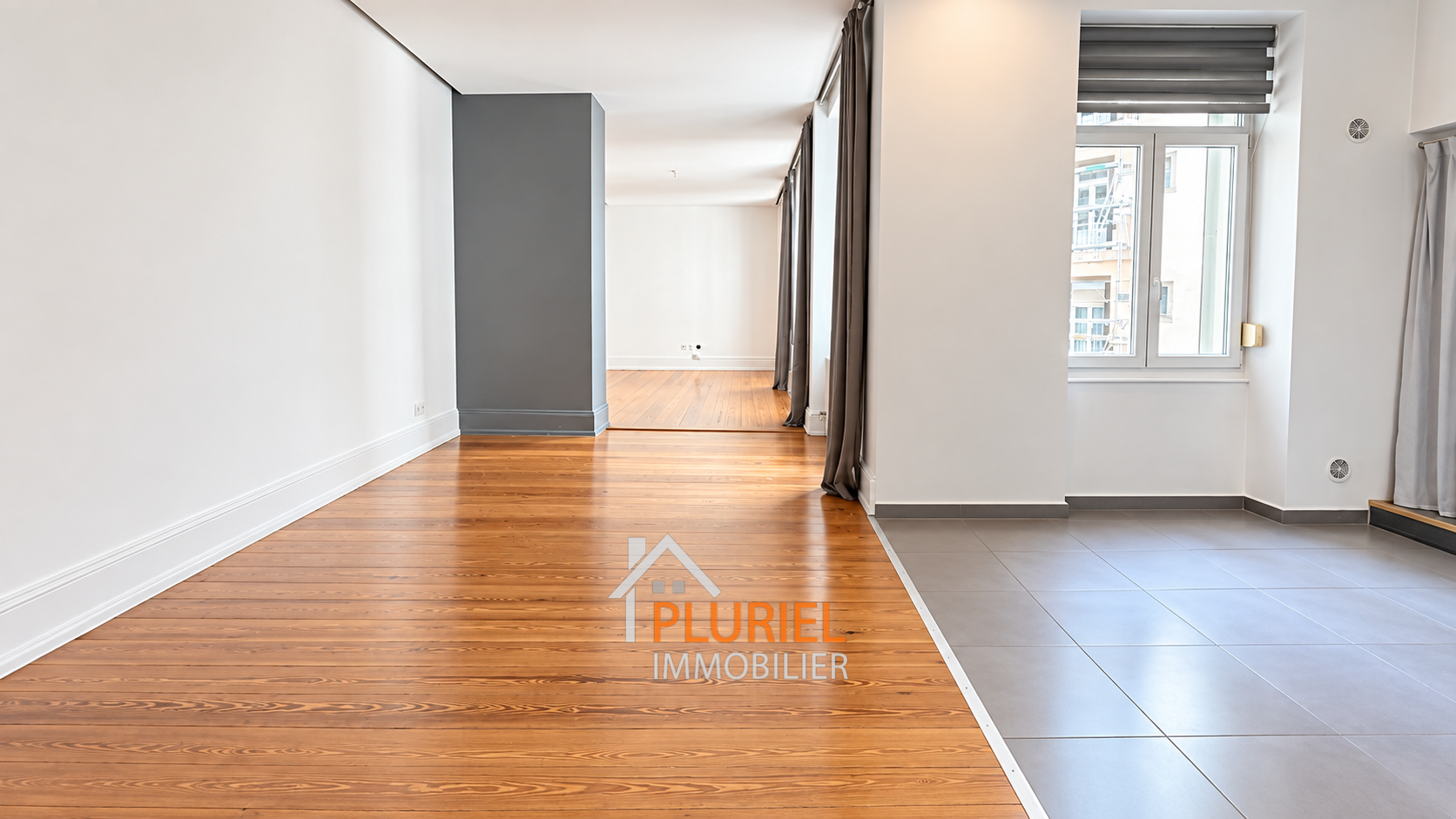 Appartement moderne rénové aux sols contrastés