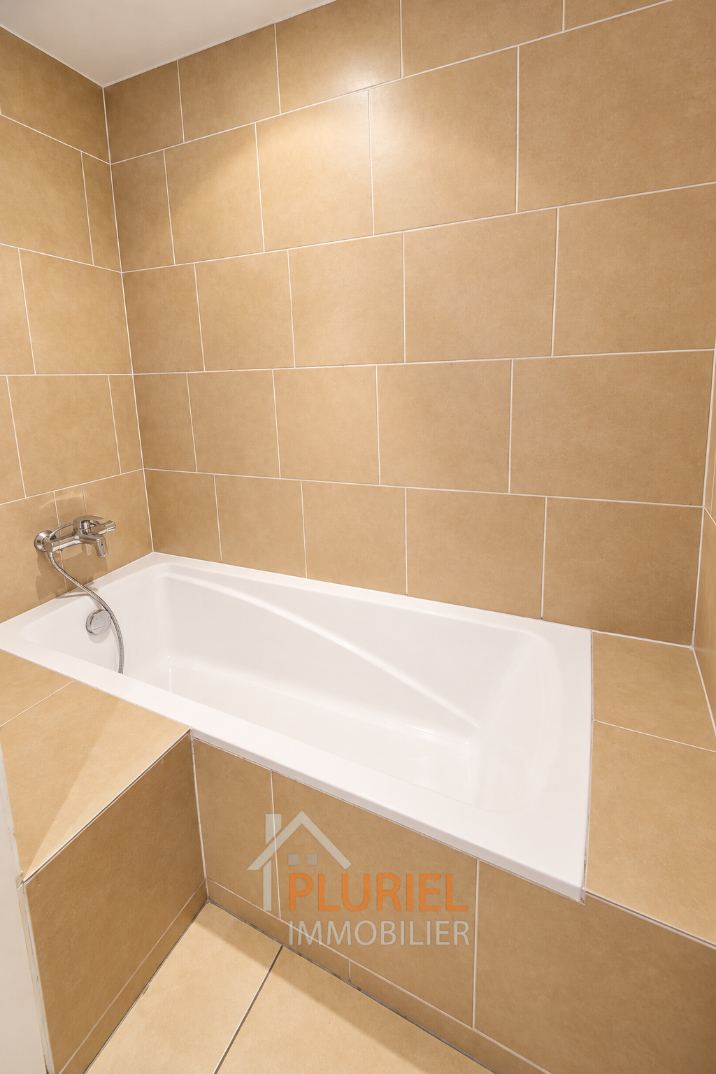 Baignoire blanche dans salle de bain beige