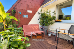 Balcon ensoleillé, plantes et mobilier moderne