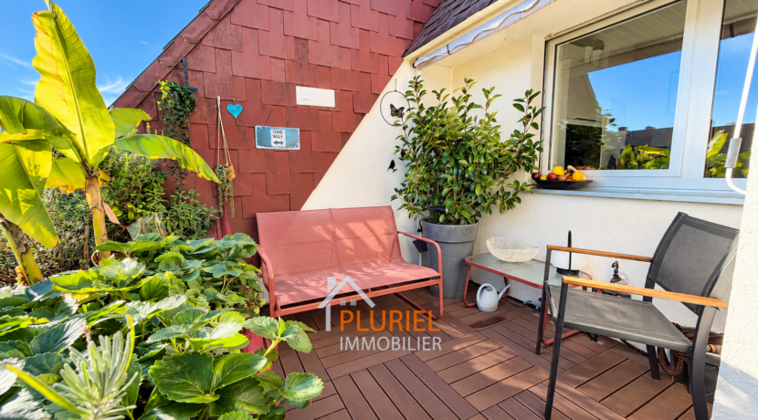 Balcon ensoleillé, plantes et mobilier moderne