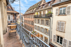 Balcon fleuri sur vieille rue européenne