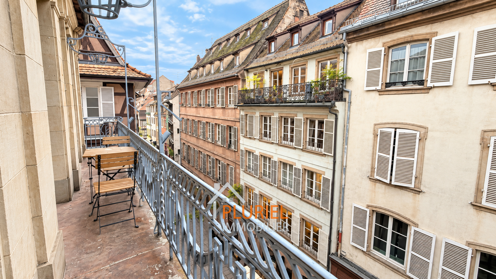Balcon fleuri sur vieille rue européenne