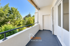 Balcon moderne avec vue verdoyante