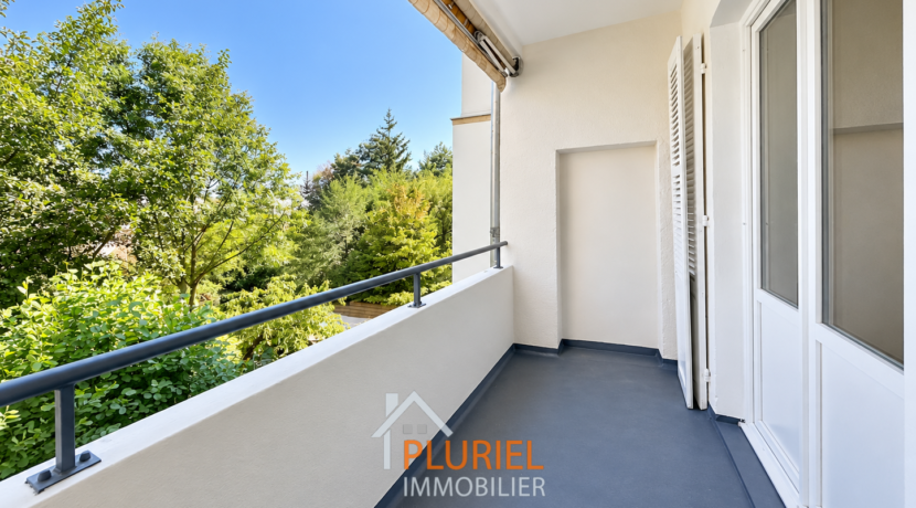 Balcon moderne avec vue verdoyante