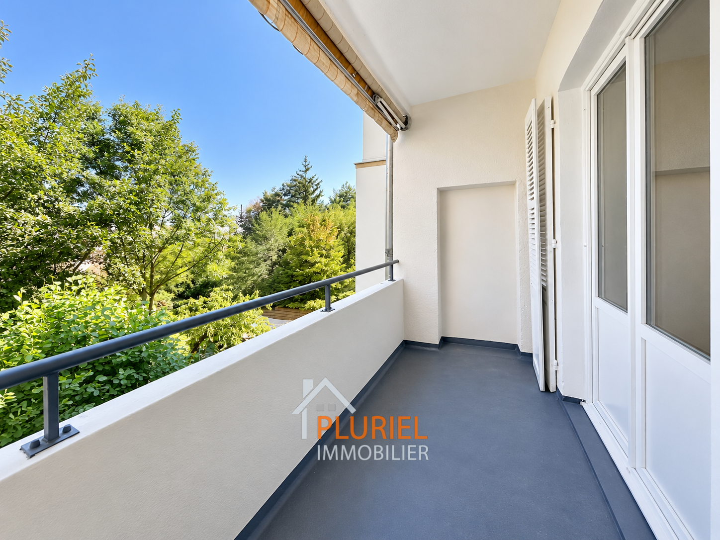 Balcon moderne avec vue verdoyante
