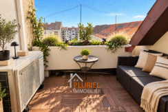 Balcon urbain ensoleillé et verdoyant