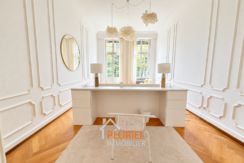 Bureau classique baigné de lumière