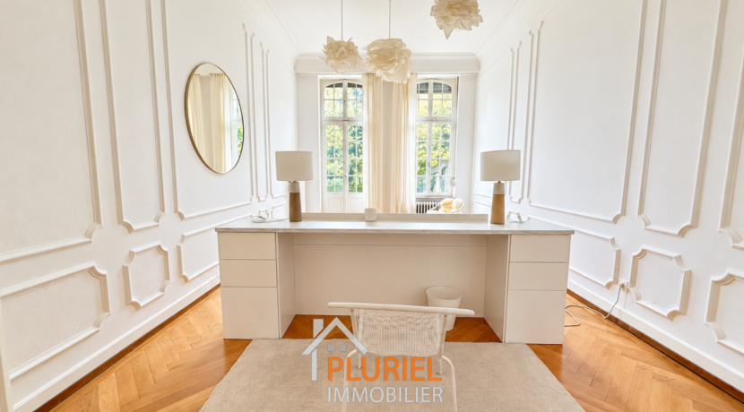 Bureau classique baigné de lumière