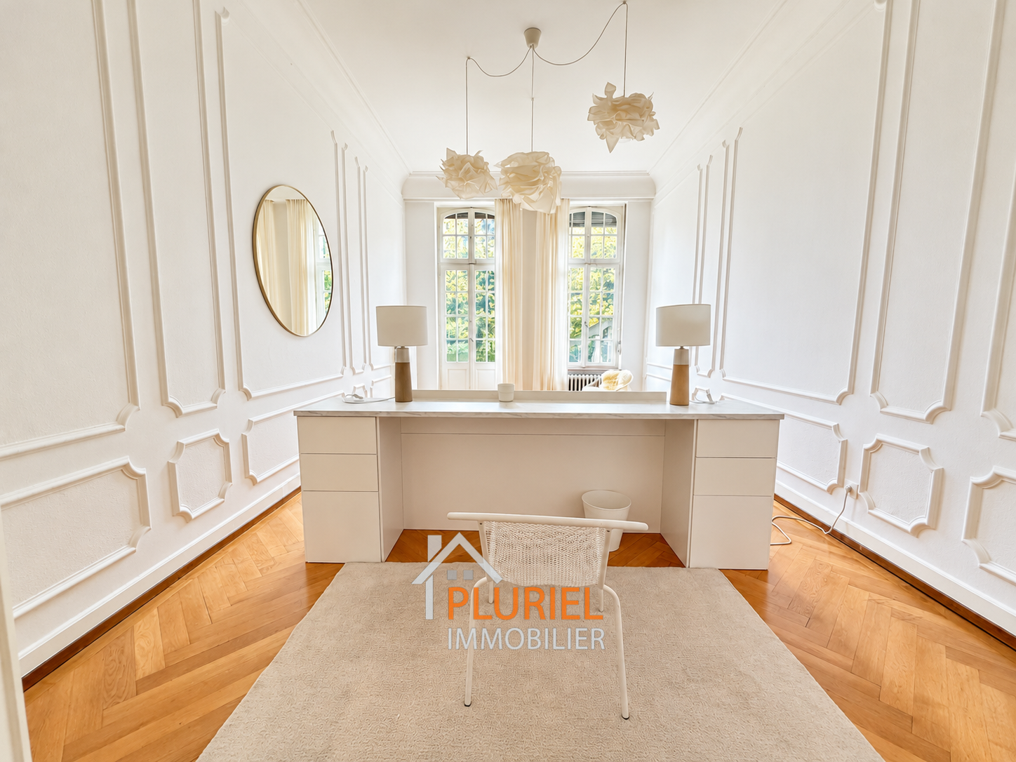 Bureau classique baigné de lumière