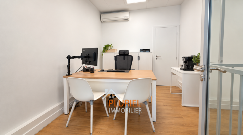 Bureau moderne et lumineux