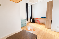 Bureau scandinave lumineux avec chaise rouge