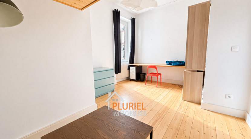 Bureau scandinave lumineux avec chaise rouge