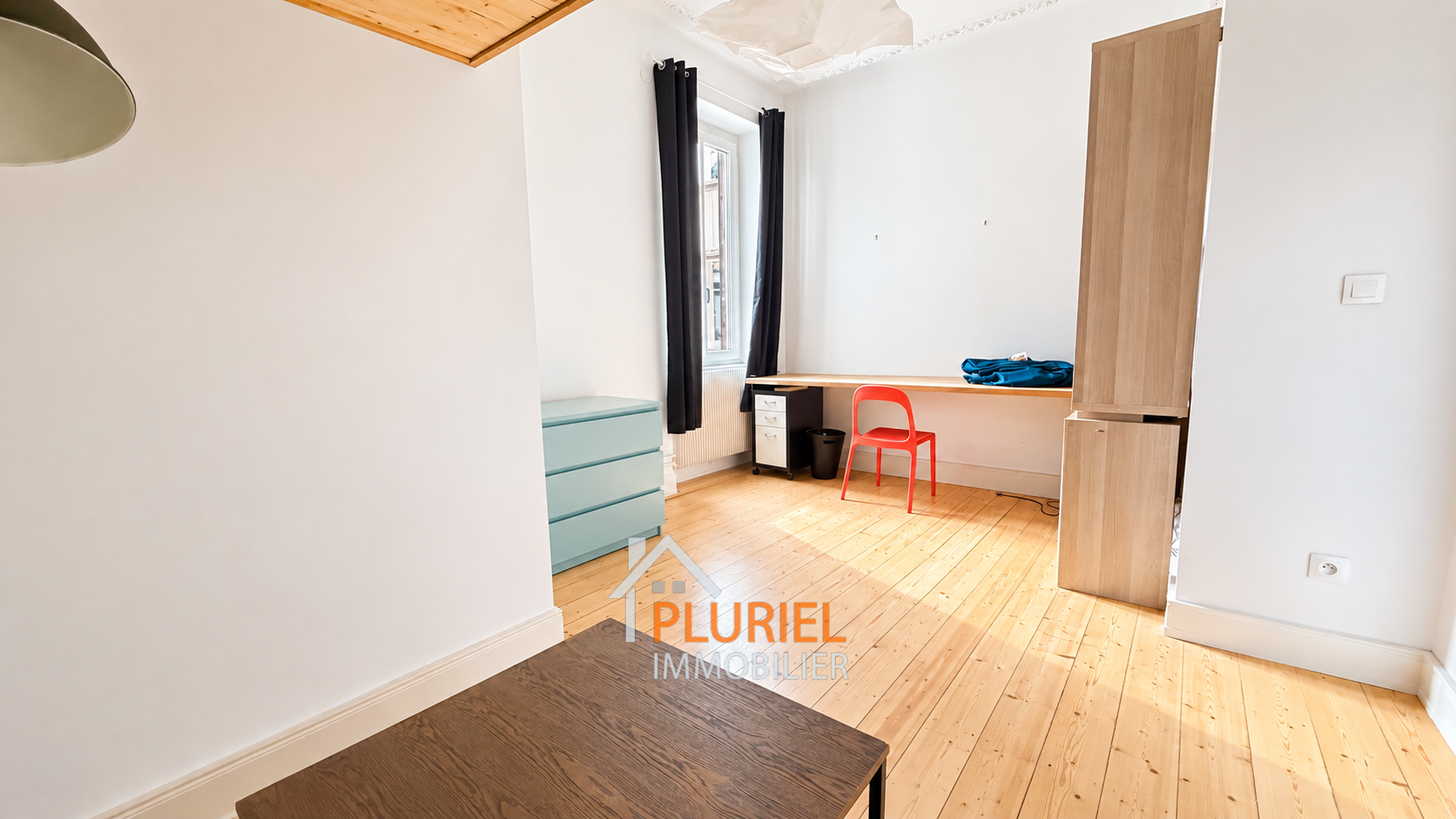 Bureau scandinave lumineux avec chaise rouge