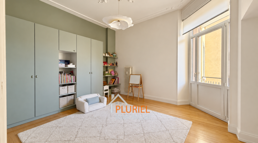 Chambre d’enfant moderne aux tons sauge