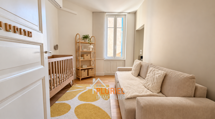 Chambre d’enfant scandinave lumineuse