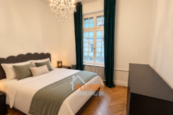 Chambre élégante avec lit et chandelier