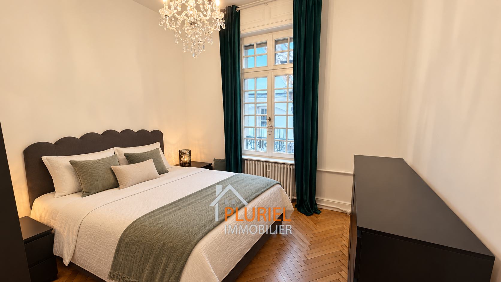 Chambre élégante avec lit et chandelier