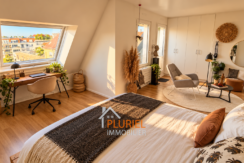 Chambre loft scandinave baignée de soleil