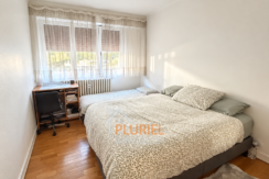 Chambre lumineuse aux tons naturels