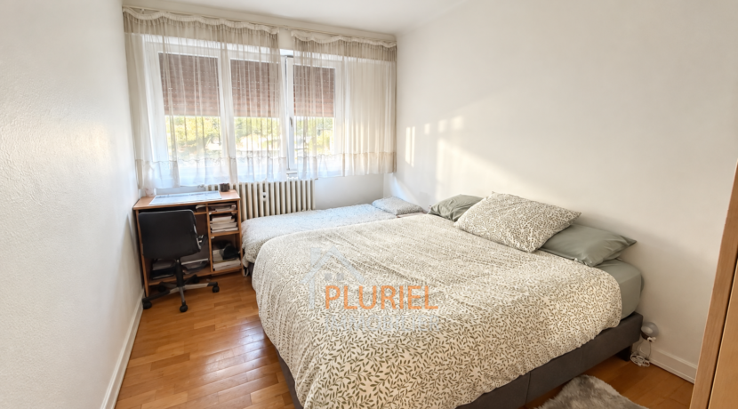 Chambre lumineuse aux tons naturels