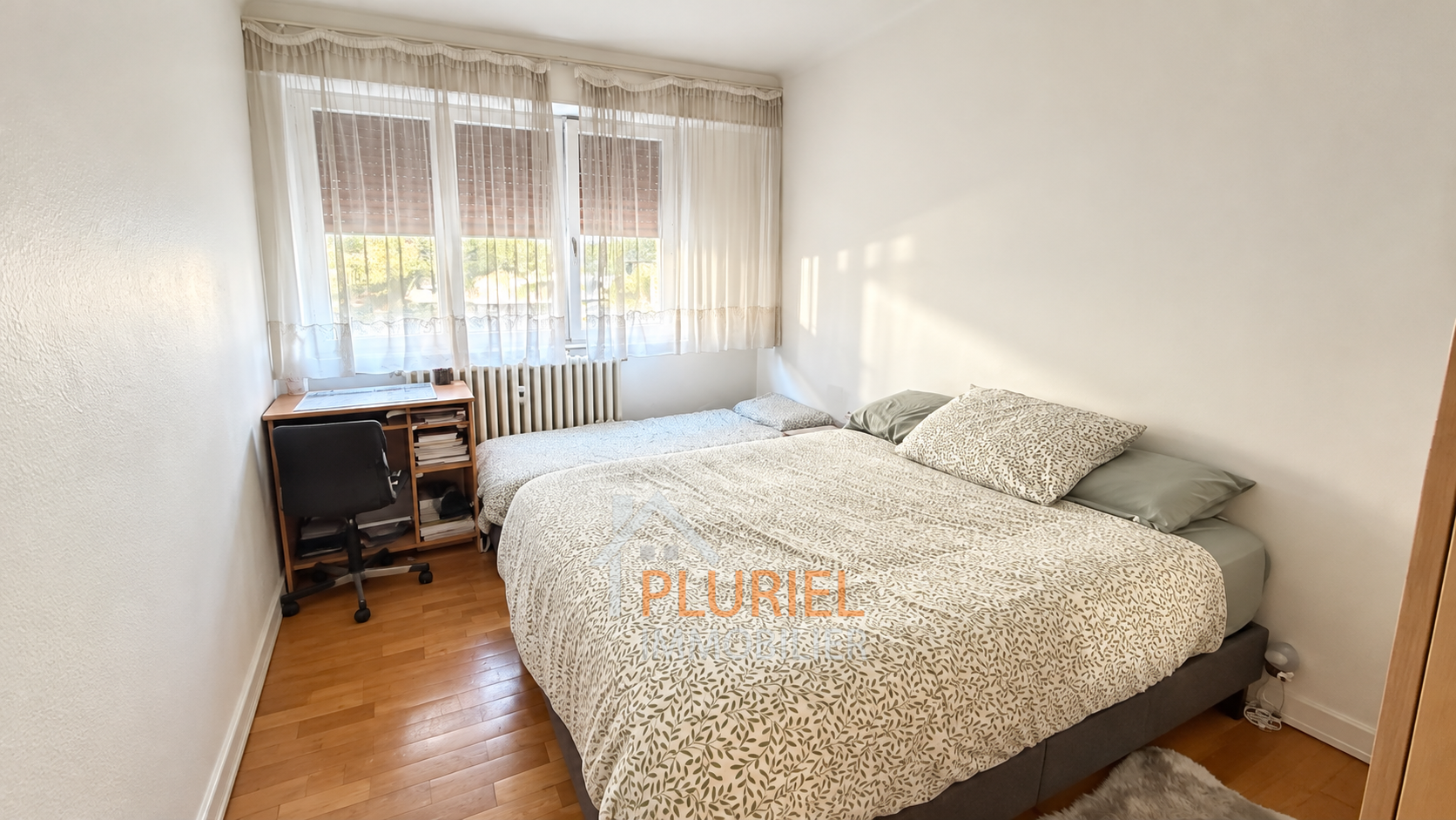 Chambre lumineuse aux tons naturels