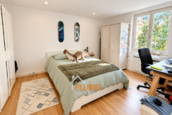 Chambre lumineuse avec lit vert sauge