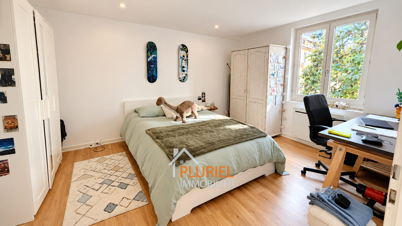 Chambre lumineuse avec lit vert sauge
