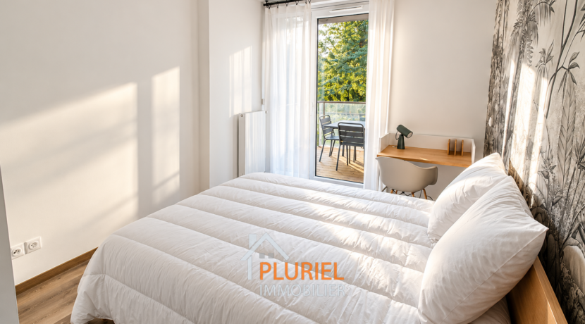 Chambre lumineuse avec mur tropical